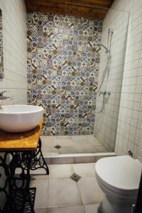 卡兹贝吉Green Sheep Boutique Hotel的浴室配有卫生间、盥洗盆和淋浴。