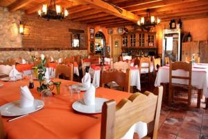 La Santa Espina拉布拉多之角乡村民宿的餐厅内带桌椅的用餐室