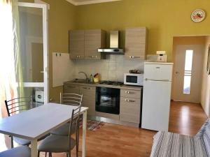 Appartamento Libeccio的厨房或小厨房