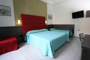 米兰皮奥拉酒店的一间卧室配有一张床和一个红色床头板