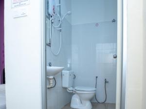 马六甲Hotel Bestari的一间带卫生间和水槽的浴室