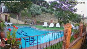 拉伊鲁埃拉阿罗亚梅恩托诺哈尔公寓的游泳池周围设有围栏