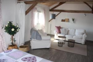 La Forcele petit durbec的客厅配有白色的沙发和桌子
