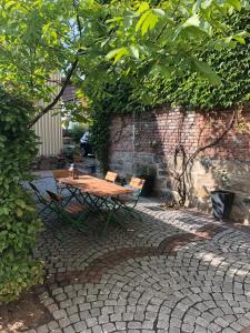 汉恩明登Hotel Fulda的砖砌庭院里的木桌和椅子