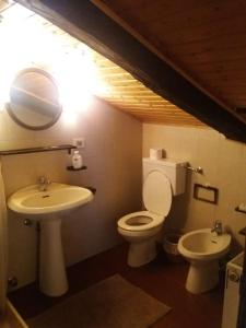 科姆梅扎杜拉曼塞尔2德尔卡皮特尔酒店的一间带水槽、卫生间和镜子的浴室
