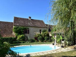 NanthiatModern holiday home in Aquitaine with pool的一座房子前面设有游泳池