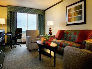 安克雷奇安克里奇市中心皇冠假日酒店的客厅配有沙发和桌子