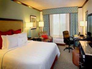 安克雷奇安克里奇市中心皇冠假日酒店的酒店客房设有一张大床、一张桌子和一把椅子。