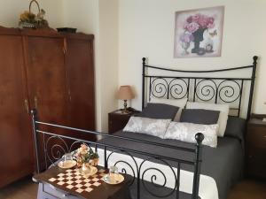 QuirogaHospedaje - Ferrería Quintá的一间卧室,配有一张带棋盘的桌子。