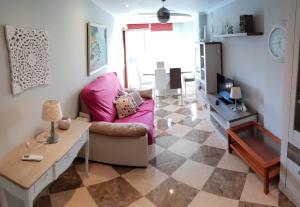 阿利坎特Chamartin I的客厅配有粉红色的沙发和桌子