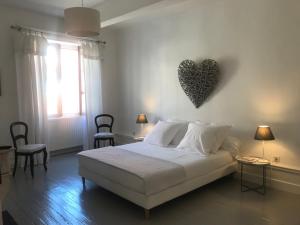 圣加尔米耶Maison Ladeveze的卧室配有一张位于墙上的床铺。