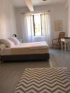 圣加尔米耶Maison Ladeveze的一间卧室设有床、窗户和地毯。