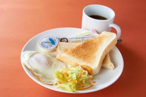 鸟栖市Hotel Silk no Mori (Adult Only)的鸡蛋和烤面包片,加一杯咖啡
