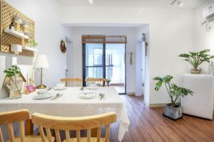 合肥合肥市蜀山区·大溪地·路客精品公寓·00162940的一间配备有白色桌椅的用餐室