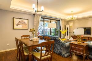 长沙长沙市岳麓区·梅溪湖·路客精品公寓·00165310的客厅配有桌子和沙发