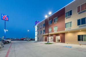 沃思堡Motel 6 Fort Worth, TX - North - Saginaw的前面有一个停车位的酒店