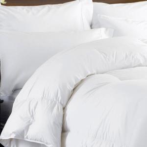 La Riera佩尼亚尔瓦酒店的床上的一堆白色枕头
