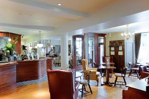 梅奈布里奇安格尔西纹章酒店的一间带桌椅的餐厅和一间酒吧