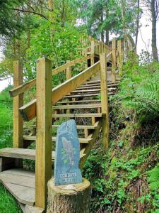 奈顿Llethrau Forest & Nature Retreats的木楼梯,旁边标有标志