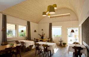 AlmensLandhus Almens的用餐室设有桌椅和窗户。