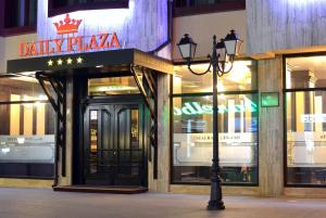 苏恰瓦每日广场酒店的楼前有街灯,有商店