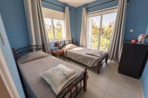 阿依纳帕Villa Marina的一间卧室设有两张床和窗户。