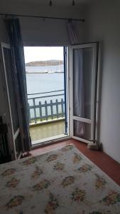安德罗斯Esperides Sea的客房设有一个享有水景的大窗户。