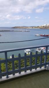 安德罗斯Esperides Sea的享有海港和水中船只的景色
