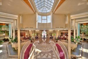 特里法Hasdrubal Prestige Thalassa & Spa Djerba的大型大堂设有大型玻璃天花板