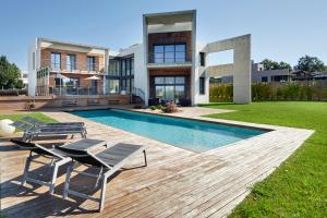 圣塞瓦斯蒂安Villa Enea by FeelFree Rentals的一座带游泳池和两把椅子的房子
