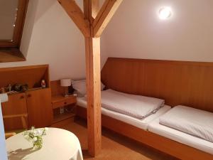 韦耶马克特Gästehaus Grogger的一间小卧室,配有一张带柱子的床