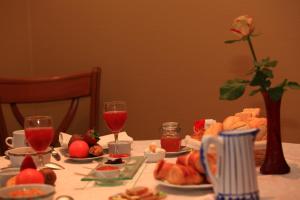 伊泽尔省鲁西永欧利城堡酒店的餐桌,带食物盘和酒杯