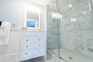 纽波特Town & Tide Inn的一间带水槽和玻璃淋浴的浴室