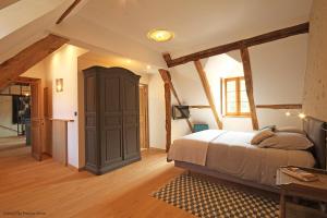CetonGite de la Coispillière的一间卧室配有一张床,铺有木地板