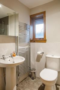 邓迪North Balkello Cottage的浴室配有白色卫生间和盥洗盆。