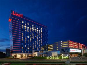 汉诺瓦Live! Casino & Hotel - Baltimore Washington Airport – BWI的上面有酒店标志的酒店大楼