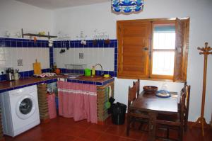 IznateCasa Feliz的厨房配有洗衣机和洗衣机。