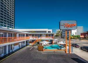 The Tangerine - a Burbank Hotel内部或周边泳池景观