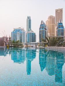 迪拜Spa招牌酒店公寓 的城市前方的大水池