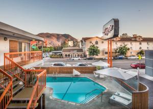 The Tangerine - a Burbank Hotel内部或周边泳池景观