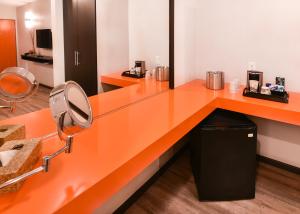 The Tangerine - a Burbank Hotel的一间浴室