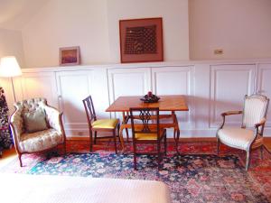 布鲁塞尔Louise Chatelain suites的一间带桌椅的用餐室
