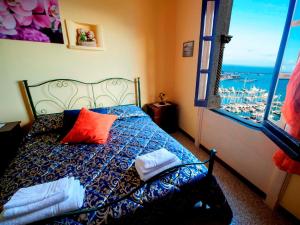 萨莱诺巴罗恩住所加早餐酒店的一间卧室设有一张床,享有海景