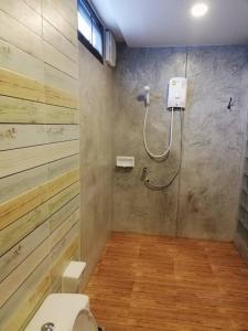 Samut SakhonSands Place Apartment and Hotel的带淋浴和卫生间的浴室