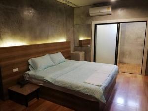 Samut SakhonSands Place Apartment and Hotel的一间卧室设有一张大床和一个窗户。