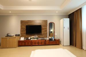 光州Gwangju Empire Hotel的客厅设有壁挂式平面电视。