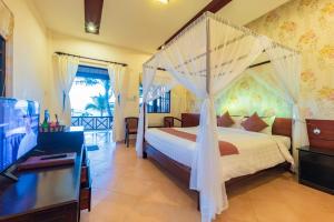 富国海之星度假酒店的一间卧室配有一张带蚊帐的床