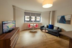 格拉斯哥格拉斯哥巴斯街高级公寓式酒店的带沙发和电视的客厅