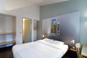 B&B HOTEL CHATEAUROUX Aéroport客房内的一张或多张床位