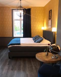 ForsvikVilla Göta的一间卧室配有一张床、一张桌子和一个窗户。